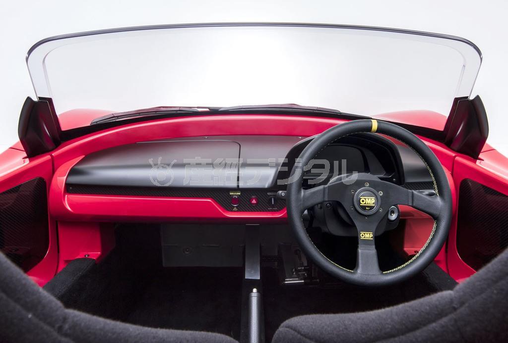 ＧＬＭのスポーツ型ＥＶ「トミーカイラＺＺ」の樹脂製のフロント窓（上）