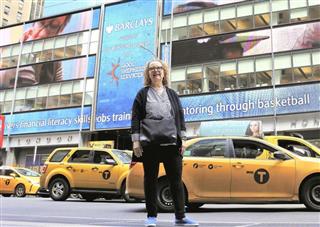 リーマン・ブラザーズ旧本社の前に立つ元社員のリン・グレイさん=米ニューヨーク(共同) リーマン・ブラザーズ旧本社の前に立つ元社員のリン・グレイさん=米ニューヨーク(共同)
