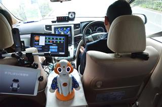 ＮＴＴデータが実施する実証実験では、車内でコミュニケーションロボットがシートベルトの装着の確認などを利用者に話しかけてくる＝１３日、東京都江東区