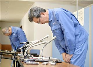 記者会見の冒頭、大規模停電を起こしたことに対し謝罪する北海道電力の真弓明彦社長（手前）＝１４日、札幌市