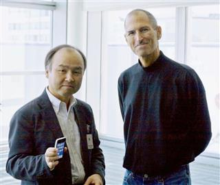 2008年6月、日本でiPhoneを扱うことが決まったソフトバンクモバイル(現ソフトバンク)の孫正義社長(当時)とアップルのスティーブ・ジョブズCEO(当時)=米サンフランシスコ(共同) 2008年6月、日本でiPhoneを扱うことが決まったソフトバンクモバイル(現ソフトバンク)の孫正義社長(当時)とアップルのスティーブ・ジョブズCEO(当時)=米サンフランシスコ(共同)