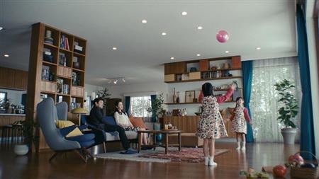 ｘｅｖｏΣの「夫の本音」編では、リビングでボール投げをして子供が遊び、高い天井を表現した