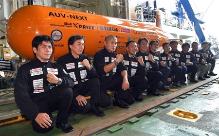 日本発の海底探査チーム「チームクロシオ」のメンバーと、探査機「ＡＵＶ－ＮＥＸＴ」＝１８日、神奈川県横須賀市