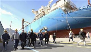 韓国南部、巨済島の大宇造船海洋の造船所を訪問する文在寅大統領(左から3人目)ら=1月(聯合=共同) 韓国南部、巨済島の大宇造船海洋の造船所を訪問する文在寅大統領(左から3人目)ら=1月(聯合=共同)