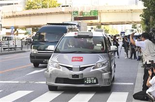 自動運転で公道を営業走行するタクシーの実証実験＝８月２７日、東京都千代田区