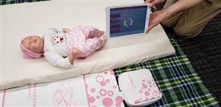 昼寝中の乳幼児の脈拍や寝返りが分かるマット型ＩｏＴセンサー＝１９日、港区