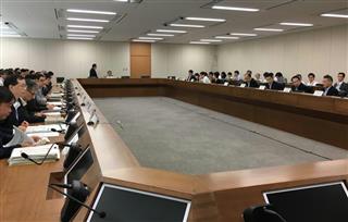 総務省は料金引き下げにつながる携帯電話業界の競争ルールを検証するために５つの有識者会議を立ち上げた＝１９日、東京都千代田区