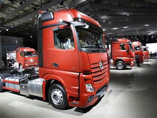 独ダイムラーは自動運転機能搭載の「アクトロス」を公開した=19日、ドイツ・ハノーバー 独ダイムラーは自動運転機能搭載の「アクトロス」を公開した=19日、ドイツ・ハノーバー