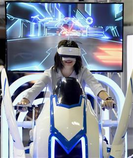 「東京ゲームショウ２０１８」で、ＶＲゲームを体験する人＝２０日午前、千葉市の幕張メッセ