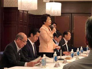 「SAKE部門」やまがた開催支援委員会の最後の総会で、あいさつする吉村美栄子山形県知事=12日、山形市 「SAKE部門」やまがた開催支援委員会の最後の総会で、あいさつする吉村美栄子山形県知事=12日、山形市