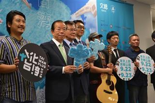 台北駐日経済文化代表処の謝長廷代表（左から２人目）
