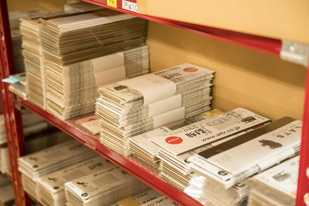社内にはショップも併設。小売店より手頃な価格で購入することができる。