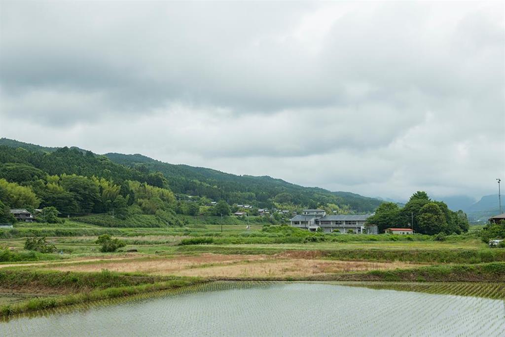 のどかな里山の中にある会社。ここからあのスタイリッシュな作品が生み出される。