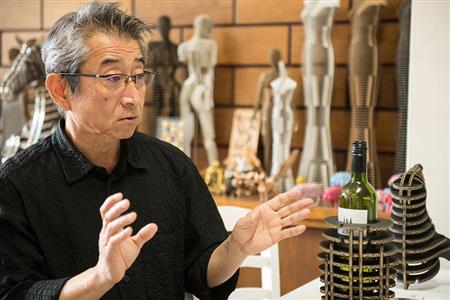 作品の構造を明快に解説してくれた松岡氏。卓上に見えるのはペンギン型のシャンパンケース。