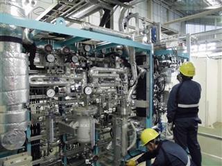 水に浸した光触媒シートから水素と酸素が出てくる様子