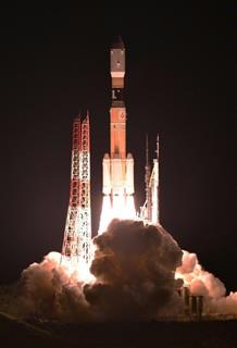 無人補給機「こうのとり」7号機を載せ、打ち上げられるH2Bロケット=23日午前2時52分、鹿児島県の種子島宇宙センター 無人補給機「こうのとり」7号機を載せ、打ち上げられるH2Bロケット=23日午前2時52分、鹿児島県の種子島宇宙センター