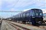 相鉄がイメージカラーの濃紺色で塗装した「２００００系」。先頭形状は通勤型車両のイメージを打ち破るインパクトデザインを採用