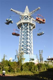 生駒山上遊園地のシンボル「飛行塔」。戦時中は海軍の防空監視所として利用された＝奈良県生駒市