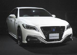 トヨタ自動車が全面改良して発売した高級セダン「クラウン」＝２６日午後、東京都江東区