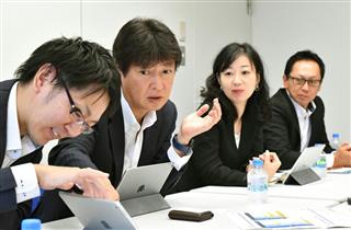 「コグナビ」のさらなるブラッシュアップに向けて、議論する開発メンバーたち 「コグナビ」のさらなるブラッシュアップに向けて、議論する開発メンバーたち