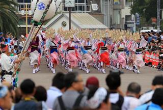 総踊りも行われたチャリティー阿波おどり公演＝２４日午後、徳島市
