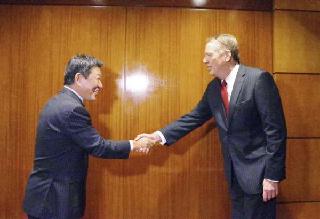 閣僚級の貿易協議を前に握手を交わす茂木経済再生相（左）とライトハイザー米通商代表＝２５日、米ニューヨーク（代表撮影・共同）