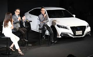トヨタ「新型クラウン・カローラハッチバック」発表で、トークセッションする豊田章男・トヨタ自動車取締役社長（中央）、友山茂樹・トヨタ自動車取締役副社長（右）＝６月２６日午後、東京都江東区（宮川浩和撮影）