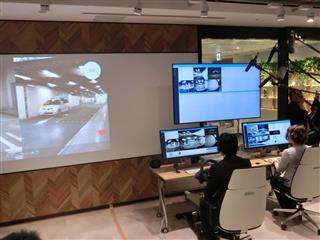 研究拠点では自動運転車の遠隔操作や操舵介入などのサポートができる=27日、東京都中野区 研究拠点では自動運転車の遠隔操作や操舵介入などのサポートができる=27日、東京都中野区