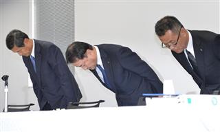 会見の冒頭で謝罪する川崎重工の金花芳則社長ら＝２８日午後、神戸市中央区（永田直也撮影）