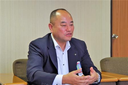 対馬英夫技術部長は、自治体の予算や人員の不足で舗装道路の修復が後回しにされている現状を語った