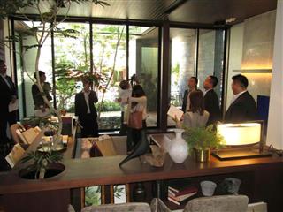 高さ２７２センチの天井まで達するサッシを装備することで、開放感を高めた＝２８日、横浜市都筑区