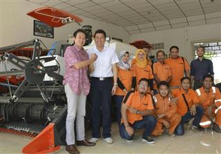 インドネシア東ジャワ州の農機販売会社を訪れ、ヘル・インドロジュオノ社長(左から2人目)と手を組むクボタ現地子会社の北之防尚和社長(共同) インドネシア東ジャワ州の農機販売会社を訪れ、ヘル・インドロジュオノ社長(左から2人目)と手を組むクボタ現地子会社の北之防尚和社長(共同)