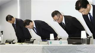 新幹線のぞみの台車に亀裂が見つかった問題をめぐり記者会見し、謝罪する川崎重工業の金花芳則社長(左から2人目)ら=28日午後、神戸市 新幹線のぞみの台車に亀裂が見つかった問題をめぐり記者会見し、謝罪する川崎重工業の金花芳則社長(左から2人目)ら=28日午後、神戸市