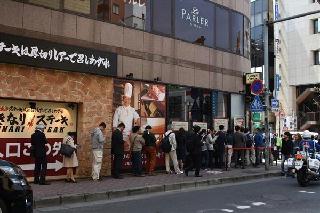 「いきなり！ステーキ」前の長い行列（提供写真）