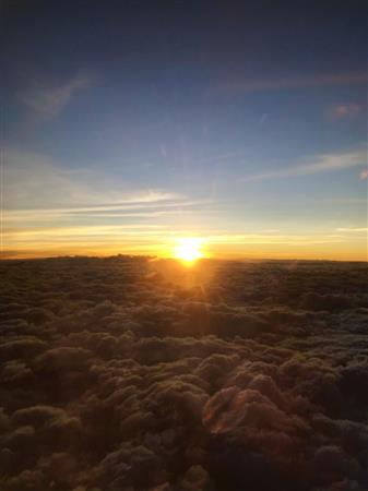 機窓からの日の出。空を眺めるのが大好きです