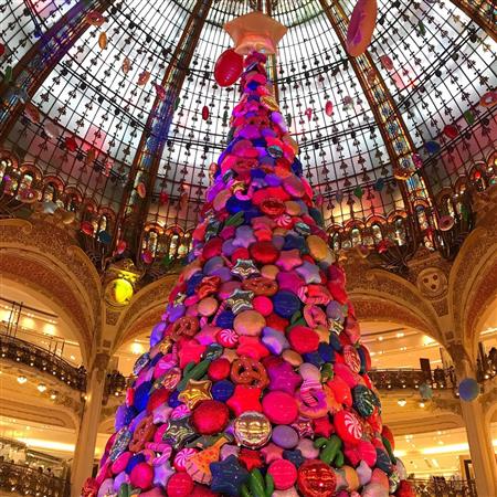 素敵なクリスマスツリー＝パリ