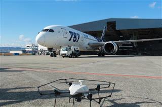 ANAホールディングスが大阪空港で行った実証実験は、航空機の機体点検作業の効率アップにドローンを活用するというもの。被雷した機体にへこみがあるかを確かめるという想定だった(同社提供) ANAホールディングスが大阪空港で行った実証実験は、航空機の機体点検作業の効率アップにドローンを活用するというもの。被雷した機体にへこみがあるかを確かめるという想定だった(同社提供)