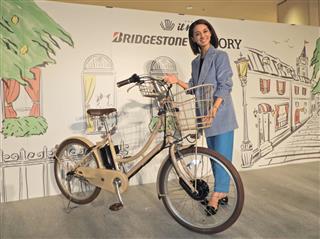 ブリヂストンサイクルと光文社が連携し開発した新型電動アシスト自転車=1日、東京都世田谷区 ブリヂストンサイクルと光文社が連携し開発した新型電動アシスト自転車=1日、東京都世田谷区