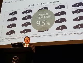 電動化技術などについて説明するマツダの丸本明社長＝２日午後、東京都港区（臼井慎太郎撮影）