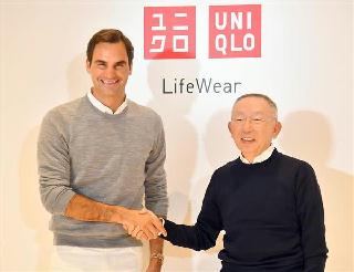 記念撮影に応じるユニクロのグローバルブランドアンバサダーを務めるプロテニスプレーヤーのロジャー・フェデラー（左）とユニクロの柳井正会長兼社長＝２日午後、東京都江東区（三尾郁恵撮影）