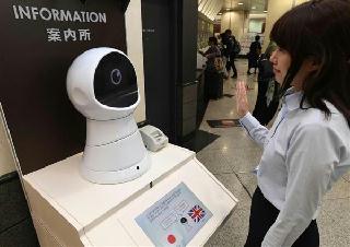 ＪＲ大阪駅で行われたＡＩ技術を活用した案内システムの実証実験＝２日午前、大阪市北区（柿平博文撮影）