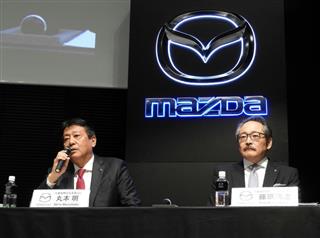 電動化技術などについて説明するマツダの丸本明社長（左）ら＝２日午後、東京都港区