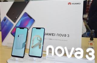 華為技術日本が発売する新作スマートフォン「ファーウェイノバ3」=2日、東京都千代田区 華為技術日本が発売する新作スマートフォン「ファーウェイノバ3」=2日、東京都千代田区