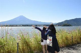河口湖を訪れた外国人観光客＝富士河口湖町大石（昌林龍一撮影）