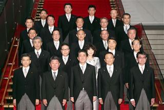 初閣議を終え、安倍晋三首相（前列中央）とともに記念撮影に臨む第４次安倍改造内閣の閣僚ら＝２日午後、首相官邸