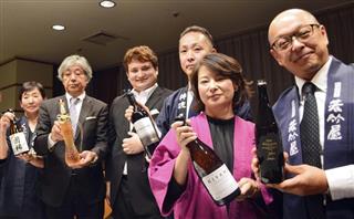 フランスの三つ星レストラン向けに日本酒を開発した5道県の蔵元関係者ら=2日午後、東京都内 フランスの三つ星レストラン向けに日本酒を開発した5道県の蔵元関係者ら=2日午後、東京都内