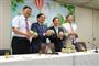 台湾産釈迦頭の対日輸出を発表した台北駐日経済文化代表処の謝長廷代表（右から２人目）と、主要産地である台東から訪日した台東地区農会の李建通総幹事（左、金谷かおり撮影）
