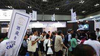 来場者でにぎわう「日本酒蔵ツーリズム~酒蔵を巡る旅~」のブース=東京ビッグサイト 来場者でにぎわう「日本酒蔵ツーリズム~酒蔵を巡る旅~」のブース=東京ビッグサイト