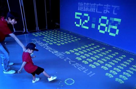 床の画面に表示されたボールを蹴ってインベーダーを倒していく「アルキンベーダ－」＝大阪市北区（彦野公太朗撮影）