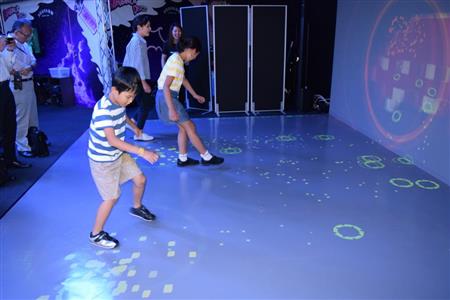 バーチャルフィールドに現われるインベーダーを足を使って撃ち落とす「アルキンベーダー」。